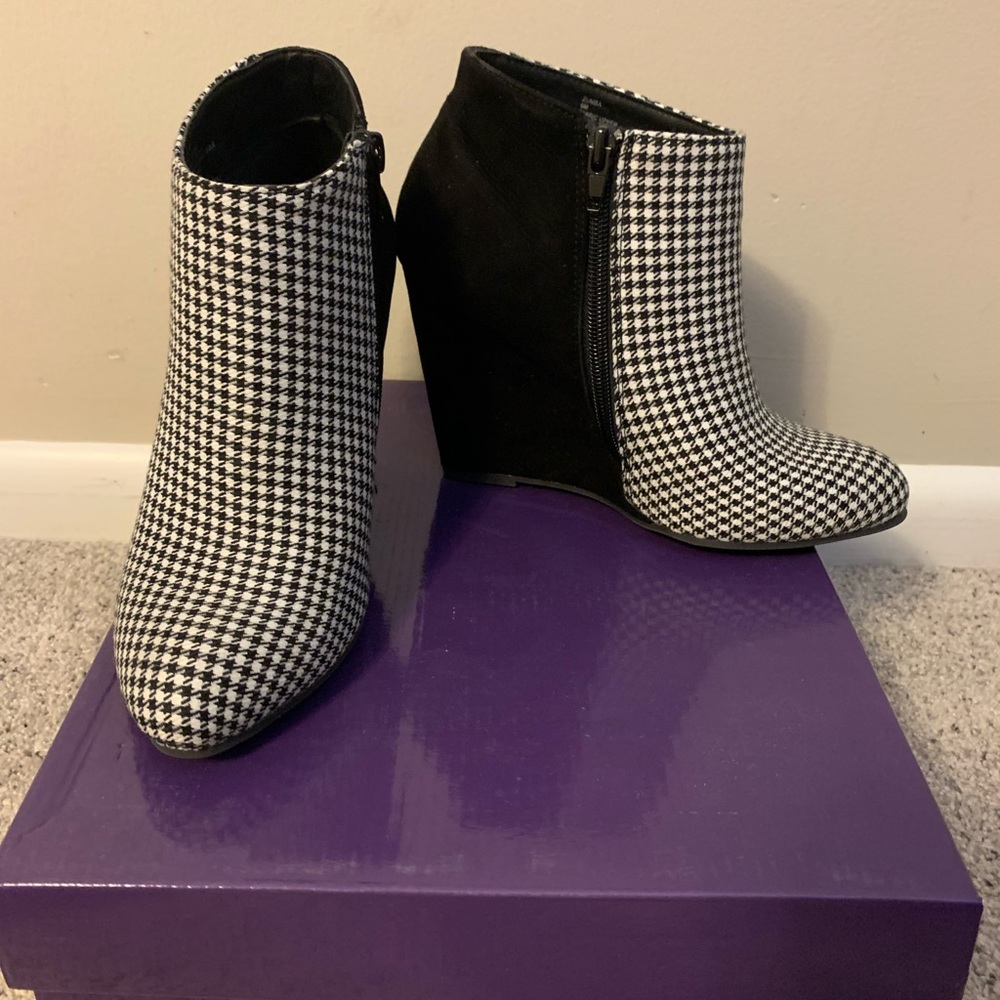 Madden girl black and white checkered wedge boot, 6